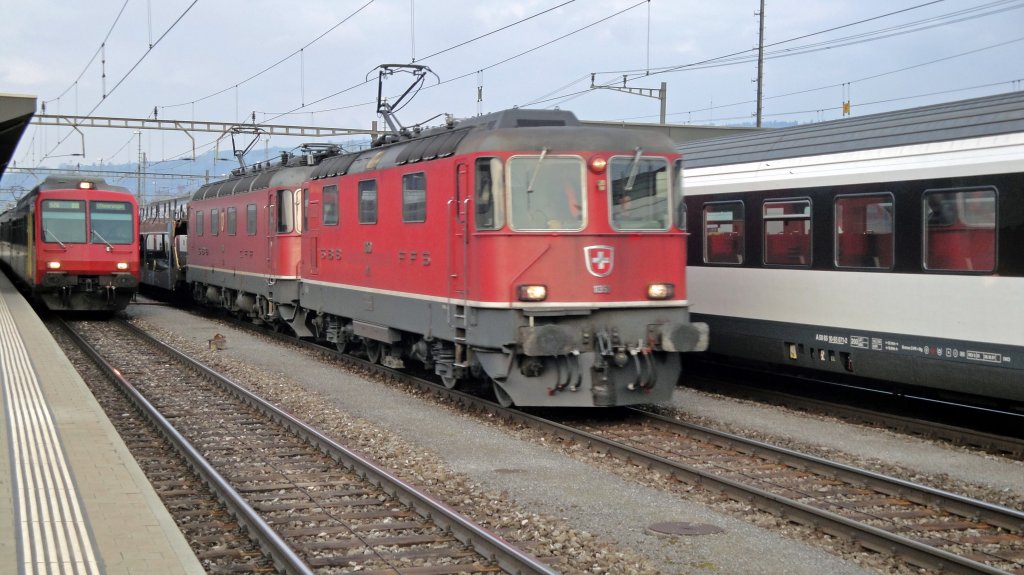 Sonderfall: Mit hoher Geschwindigkeit (deshalb leider verschwommen) und mit der Re 6/6 11611  Rti ZH  passiert die Re 4/4III 11350 am 15.04.10 das perronlose Gleis 4 vom Bahnhof Rotkreuz. Sie ist die einziege Re 430 mit nur einem Stromabnehmer und ist dazu noch eine der wenigen, welche rechteckige Puffer hat.