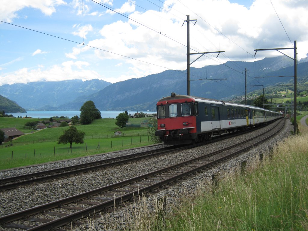 Sonderverkehr Jodlerfest 2011 Interlaken: BDt EWII des 9-teiligen EW I/II NPZ Pendels im EXT 30143 (Bern-Interlaken Ost) zwischen Spiez und Faulensee. Da der Zug eine Kreuzung abwartete hatte ich noch Zeit auf die andere Seite des Zuges zu gehen, und den Thunersee in das Bild mit ein zu beziehen, 19.06.2011.