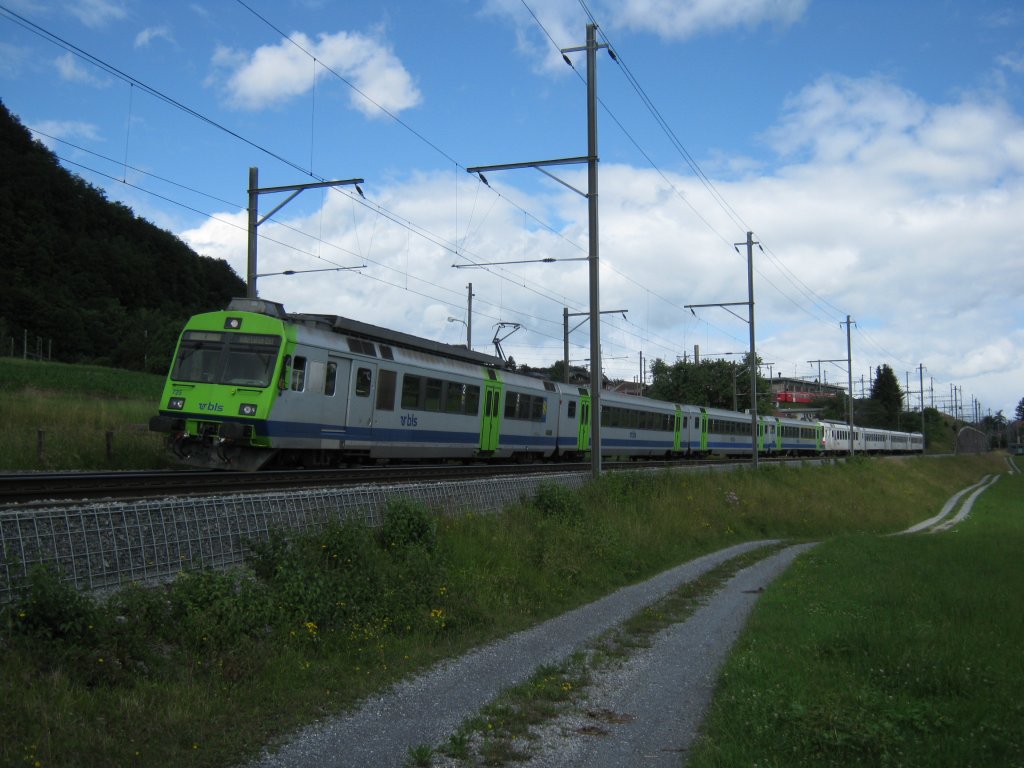Sonderverkehr Jodlerfest 2011 Interlaken: Doppeltraktion RBDe 565, jeweils 4-teilig, als Regio 6118 zwischen Spiez und Faulensee, 19.06.2011. Die hintere Einheit ist der ex. White Bull Zug.