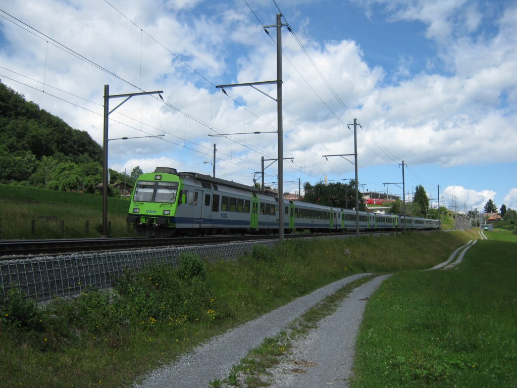Sonderverkehr Jodlerfest 2011 Interlaken: Doppeltraktion RBDe 565, jeweils 4-teilig, als Regio 6120 zwischen Spiez und Faulensee, 19.06.2011.