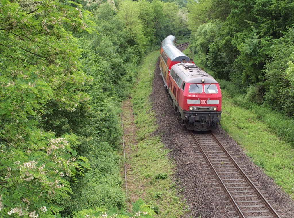 Sonderzge mit BR 218 zum Rheinland-Pfalz Tag - Vom 21.06. bis 23.06.2013 fand der Rheinland-Pfalz Tag in Pirmasens statt.
Im Regelplan wird Pirmasens Hbf. im Stundentakt aus Saarbrcken, Kaiserslautern und Landau angefahren.
ber die Festtage endeten die Zge aus Saarbrcken und Landau in Pirmasens-Nord (Biebermhel).
Die Strecke aus Kaiserslautern wurde im Halbstundentakt bis Pirmasens Hbf. verdichtet und anstelle mit Triebwagen mit Doppelstockwendezgen und Baureihe 218 gefahren.
218 408-3 bringt ihren Zug das Geflle aus Pirmasens hinab.
Gleich wird der Bahnhof Pirmasens Nord erreicht.
Links sieht man noch die Trasse eines zweiten Gleises nach Pirmasens (ursprngliche Trasse - Talgleis). Dieses verluft tiefer als das rechte, das 1939 errichtet wurde.

22.06.2013 KBS 672 - Bahnstrecke 3310 Pirmasens/Nord -Pirmasens Hauptbahnhof.