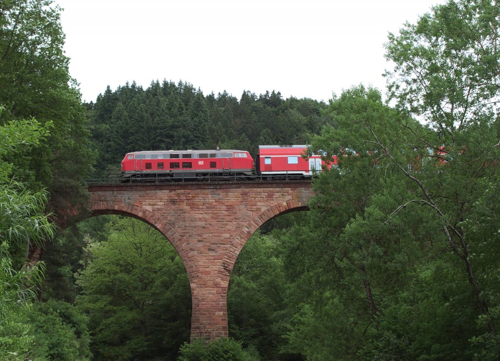 Sonderzge zum Rheinland-Pfalz Tag...Vom 21.06. bis 23.06.2013 fand der Rheinland-Pfalz Tag in Pirmasens statt.
Im Regelplan wird Pirmasens Hbf. im Stundentakt aus Saarbrcken, Kaiserslautern und Landau angefahren.
ber die Festtage endeten die Zge aus Saarbrcken und Landau in Pirmasens-Nord (Biebermhel).
Die Strecke aus Kaiserslautern wurde im Halbstundentakt bis Pirmasens Hbf. verdichtet und anstelle von Triebwagen mit Doppelstockwendezgen und Baureihe 218 gefahren.

Eine 218er berfhrt das Petersbachviadukt zwischen Pirmasens Hbf. und Pirmasens-Nord talabwrts nach Kaiserslautern.
22.06.2013 KBS 672 - Bahnstrecke 3310 Pirmasens/Nord -Pirmasens Hauptbahnhof.