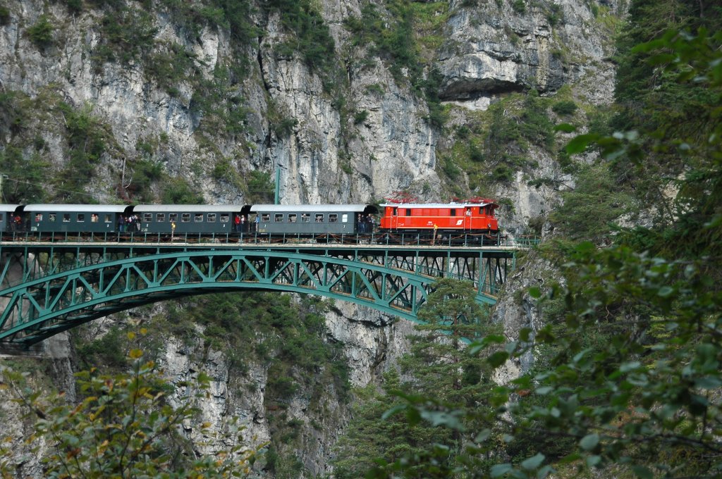 Sonderzug 100 Jahre Mittenwaldbahn mit der Rh 1245.518 (GEG) am 29.09.2012 auf der Schlossbachbrcke.