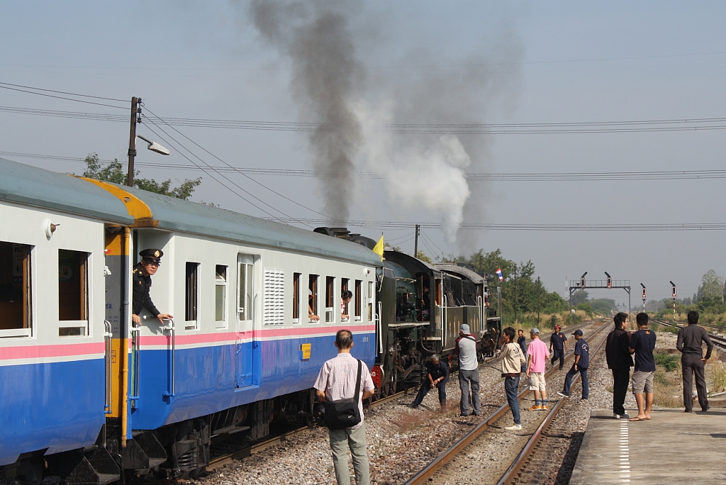 Sonderzug 901 am 05.Dezember 2010 bei planmäßigem Halt in der Bang Pa-In Station.