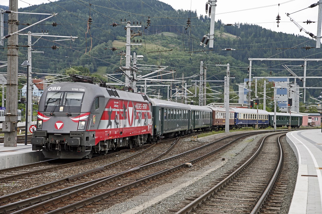 Sonderzug von der Airpower in Zeltweg auf der Rckfahrt nach Wien bespannt mit der Heeressportlok 1116 138 in Bruck/Mur am 28.06.2013.