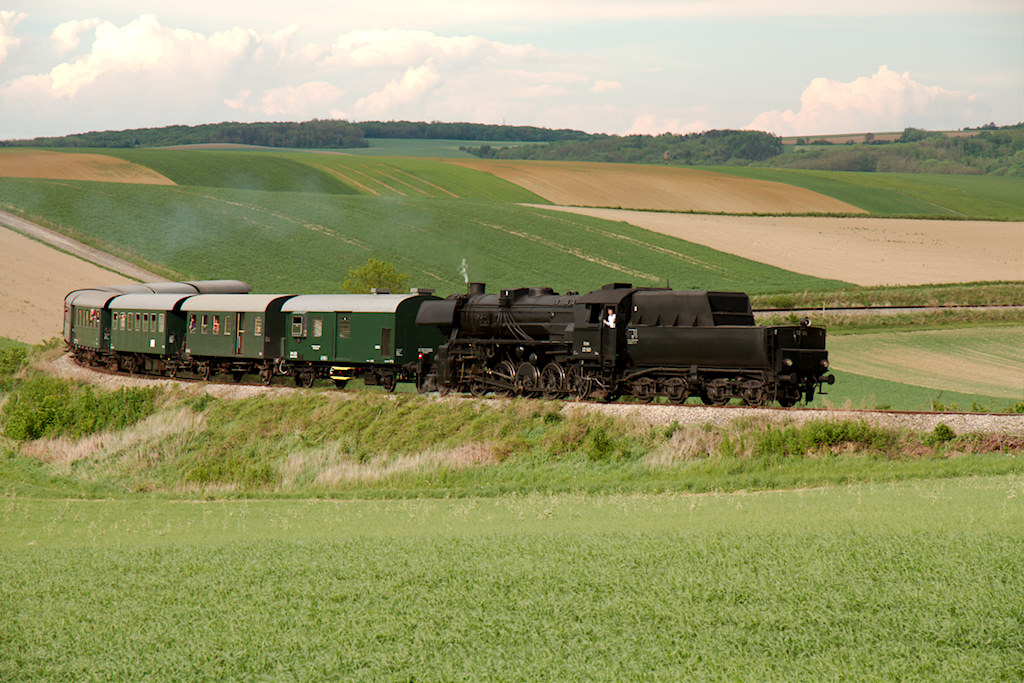 Sonderzug auf der R�ckfahrt vom Oldtimerfest, aufgenommen im Gleisbogen von Hetzmannsdorf. [06.05.2012]