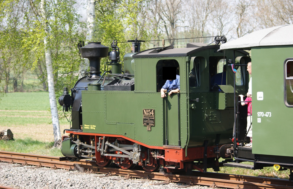 Sonderzug im Bahnhof Nebitzschen, bei der Ausfahrt Richtung Glossen. Aufgenommen am 23.April 2011. 