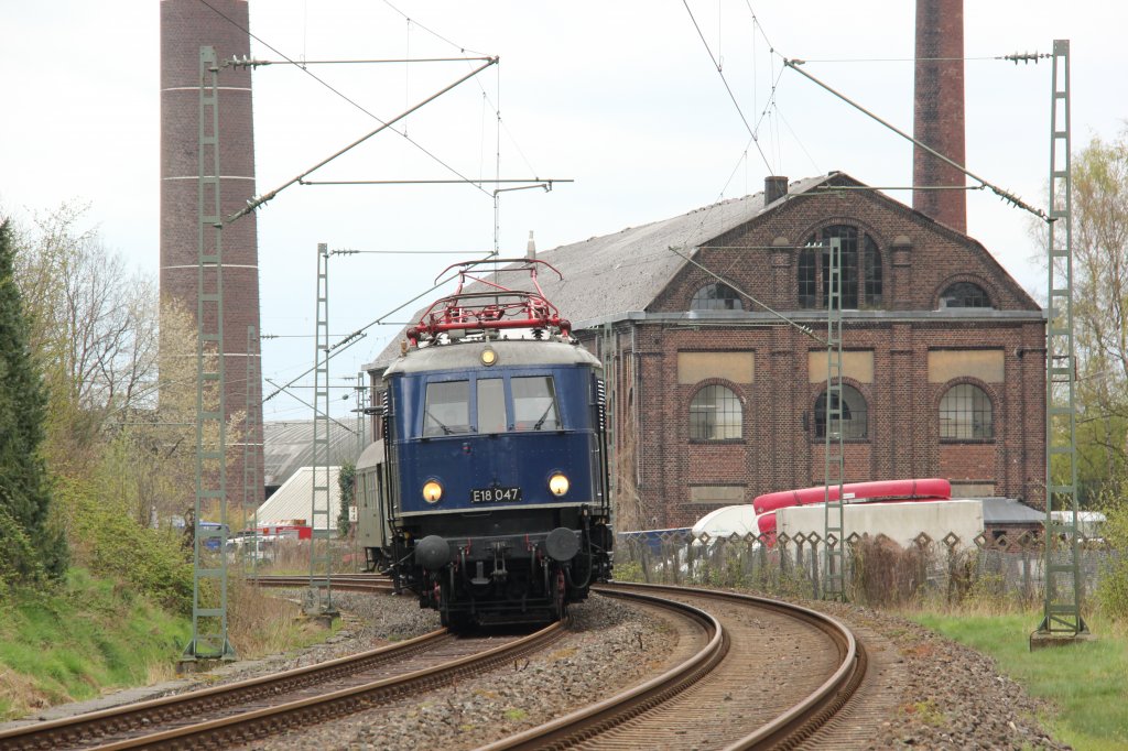 Sonderzug von Bochum Dahlhausen nach Bochum Hbf fhrt E18 047 am 16.04.2012 in Essen Horst.