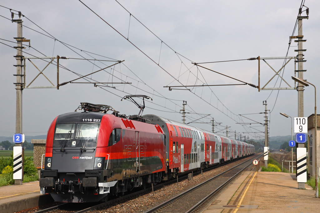 Sonderzug D 19464 zum AC/DC-Konzert wurde am 22. Mai 2010 in Verkehr gesetzt - Die erst vor kurzem ausgetretene 1116 in RJ-Lackierung bespannte diesen Sonderzug von Wien Westbf nach Wels und in weitere Folge retour nach Wien in den frhen Morgenstunden des 23. Mai 2010.
Aufnahmeort war die Haltestelle Neumarkt a. d. Ybbs.