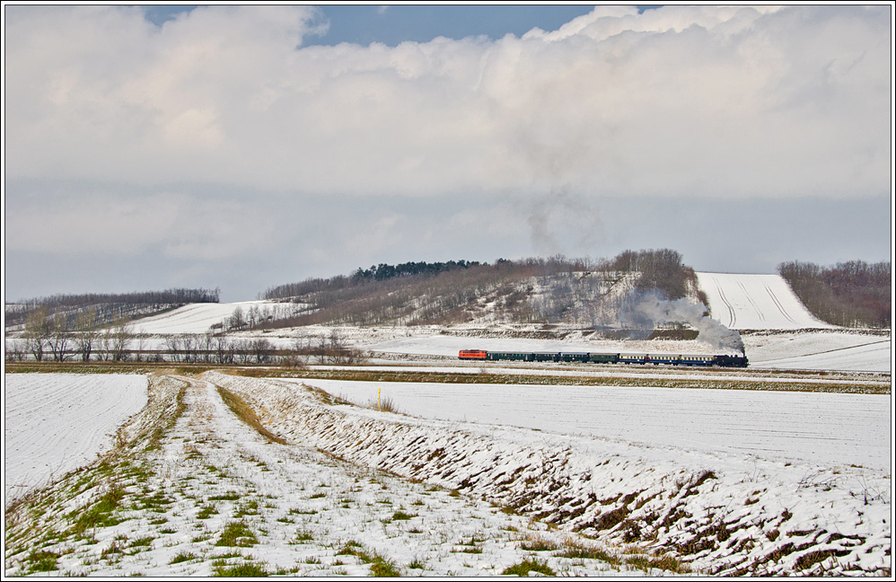 Sonderzug des Vereines Neue Landesbahn in Mistelbach zur Ostereiersuche in der Kellergasse in Dobermannsdorf zw. Prinzendorf und Hauskirchen, 1.4.2013