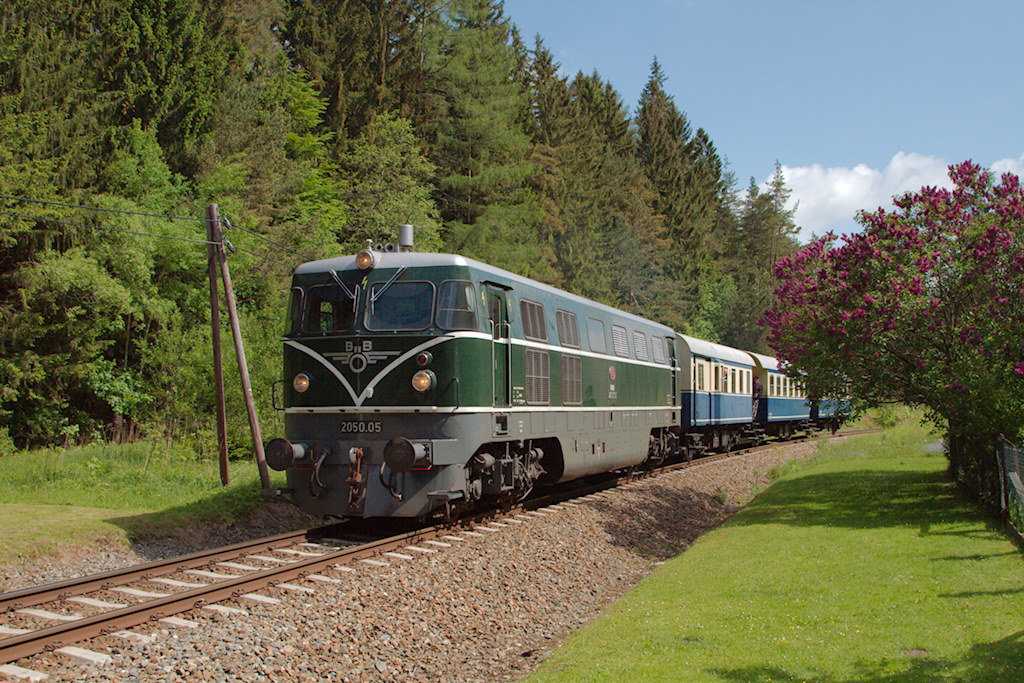 Sonderzug des Vereins  PRO Kaltenleutgebenerbahn  zum Bahnhofsfest nach Obersch�tzen, der mit der gr�nen 2050.05 bespannt war. Die Aufnahme ist bei der aufgelassenen Haltestelle M�nichkirchen entstanden. (26.05.2013)