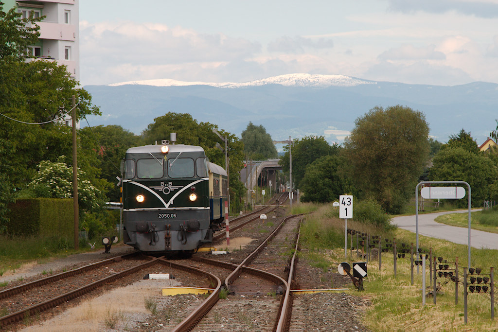 Sonderzug des Vereins  PRO Kaltenleutgebenerbahn  bei seiner Ankunft in Oberwart. Das rechte Gleis, auf das der Zug gerade wechselt, f�hrt nach Obersch�tzen. (26.05.2013)
