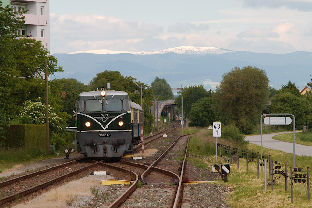 Sonderzug des Vereins  PRO Kaltenleutgebenerbahn  bei seiner Ankunft in Oberwart. Das rechte Gleis, auf das der Zug gerade wechselt, fhrt nach Oberschtzen. (26.05.2013)
