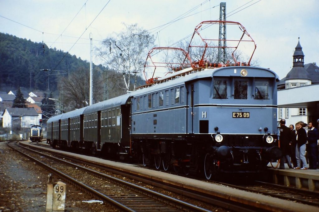 Sonderzug der DGEG anllich der Jahrestagung in Augsburg mit der E 75 09 am 29. April 1984 unterwegs vom Lech zur Wrnitz.
