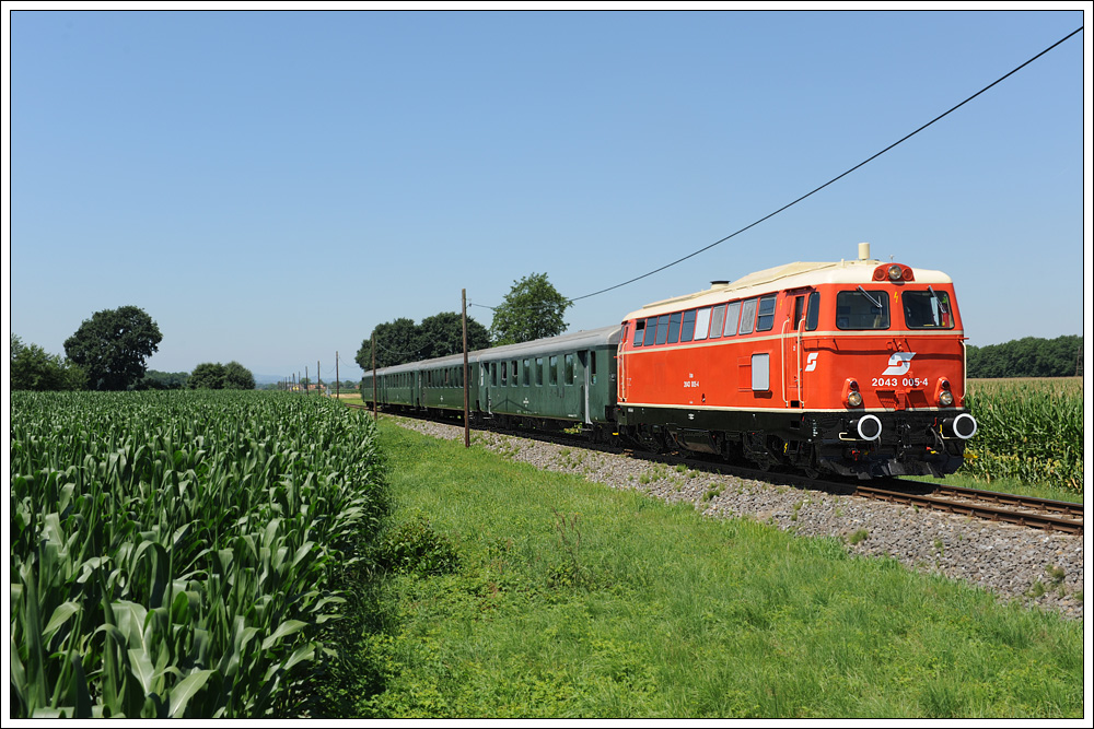 Sonderzug E 16245 von Wien FJB nach Bad Radkersburg am 10.7.2010, ab Spielfeld-Stra mit 2043 005 bespannt, kurz vor Mureck. Gratulation den Linzern von meiner Seite, die Maschine ist wirklich herrlich geworden.