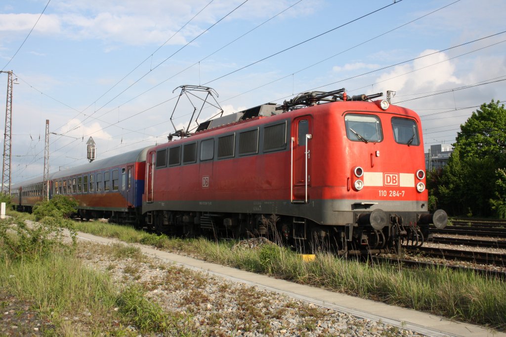 Sonderzug von F�ssen nach N�rnberg am 21.5.10: Durchfahrt in M�nchen - Laim Rbf. Zu sehen die 110 284-7