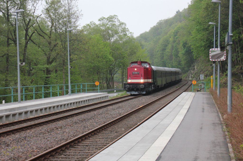 Sonderzug gezogen von 112 565 von Markersbach nach Zwickau(Sachs.)Hbf fhrt am 06.05.2012 durch den Hp. Wiesenburg.In Zwickau wird er mit dem Sonderzug aus Falkenstein gezogen von 01 0509 gekuppelt um weiter nach Neuenmarkt-Wirsberg zu fahren.