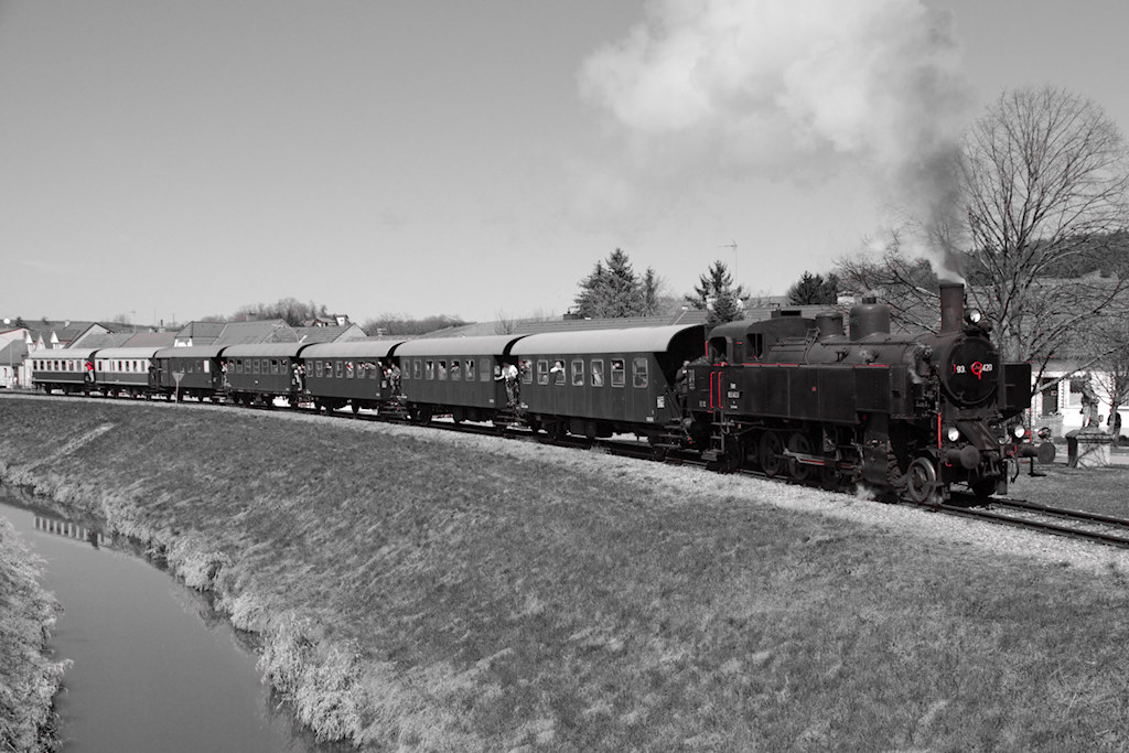 Sonderzug kurz nach Verlassen der Station Hauskirchen auf der Fahrt nach Neusiedl-St. Ulrich. [09.04.2012]