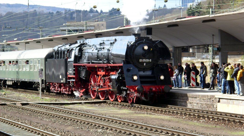 Sonderzug mit 01 0509 zu Ostern 2010 in Koblenz Hbf anlsslich des Jubilums 175 Jahre Eisenbahn in Deutschland.