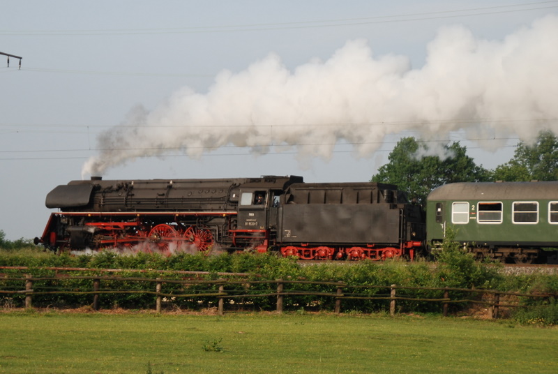 Sonderzug mit der Dampflok 01 1533-7 zur BUGA in Koblenz am 28.05.2011 morgens zwischen Marl-Sinsen und Recklinghausen etwa auf Hhe des Bahnbergangs Recklinghausen - Brster Weg. Organisiert wurde die Fahrt von Onwheels.de .