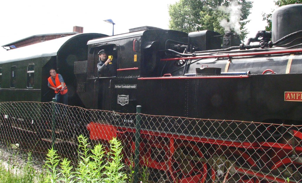 Sonderzug nach Gro Schnebeck/Schorfheide, 07.07.07 ; der Meister schliet  schieend  die Schranke des B am Bf Klosterfelde
