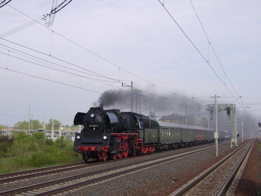 Sonderzug nach Prag mit 35 1097, am Zugende luft 118 770; Dresden-Zschachwitz, 04.05.2013
