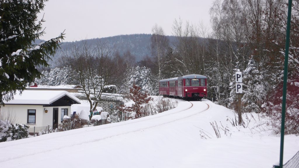 Sonderzug in Richtung Olbernhau am Abzweig Oberneuschnberg. Sonderfahrt der Interessengemeinschaft Ferkeltaxi e.V. am 05.12.2010 auf der Flhatalbahn von Chemnitz nach Neuhausen im Erzgebirge. Es war die erste ffentliche Zugfahrt auf dem Streckenabschnitt Olbernhau-Grnthal - Neuhausen seit Einstellung des Personenverkehrs im Mai 2001. Der Zug bestand aus den Tw/Bw 172 171-1, 972 760-3 und 172 132-3.