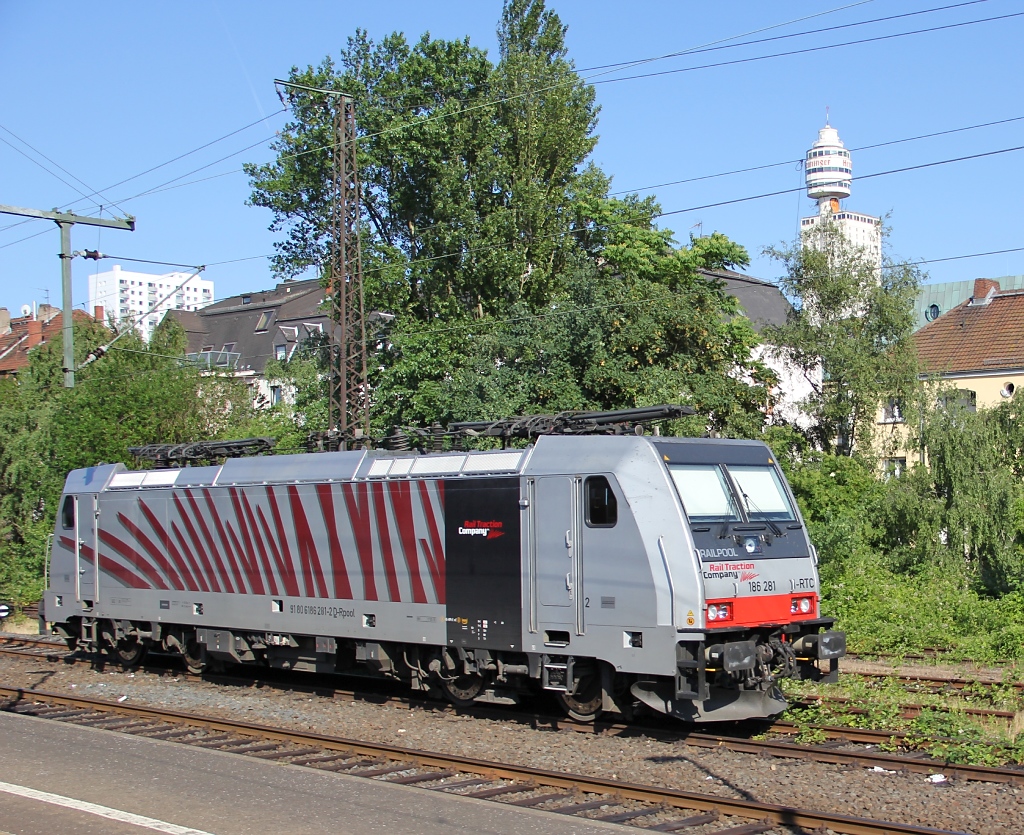 Sonderzug-R�ckfahrt von Darmstadt-Kranichstein nach G�ttingen. Unterwegs-Sichtungs-Highlight: 186 281-2 abgestellt in Frankfurt S�d. Aufgenommen am 02.06.2011.