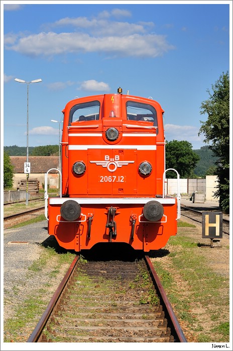 Sonderzug (SR19664) der Dieselnostalgie mit 2067.14 von Sigmundsherberg nach Hadersdorf a.Kamp; Hier beim 10min. Halt in Horn (Fotostandpunkt ist ein ffentl. Gleisbergang); 27.6.2010.