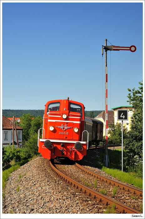 Sonderzug (SR19664) der Dieselnostalgie mit 2067.14 von Sigmundsherberg nach Hadersdorf a.Kamp; Hier beim Formsignal in Horn; 27.6.2010.