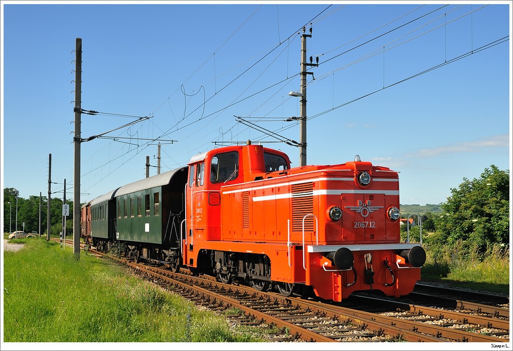 Sonderzug (SR19664) der Dieselnostalgie mit 2067.14 von Sigmundsherberg nach Hadersdorf a.Kamp; Hier bei der Einfahrt in Hadersdorf; 27.6.2010.