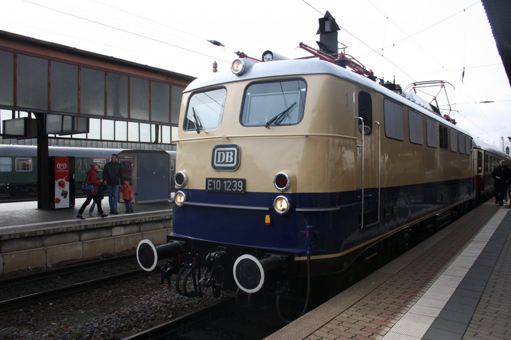 Sonderzug in Trier am 05.04.10: Rheingold TEE mit E10 1239 als Zuglok.