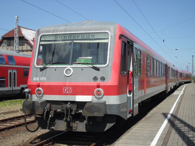 Sonderzug von Warnem�nde Richtung Seelze kurz vor der Abfahrt Richtung Rostock Hbf,
Zug fuhr 19.02 Uhr ab Warnem�nde.Aufgenommen am 29.05.10