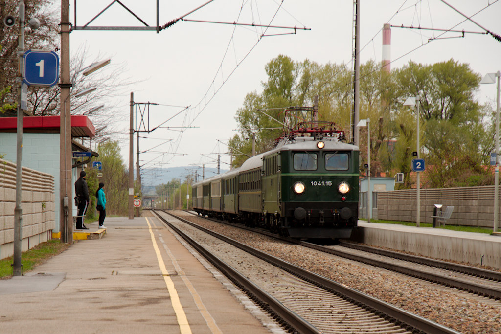 Sonderzug von Wien Franz-Josefs-Bahnhof nach Eisgrub (Lednice) aufgenommen in der Station Bisamberg (21.04.12)