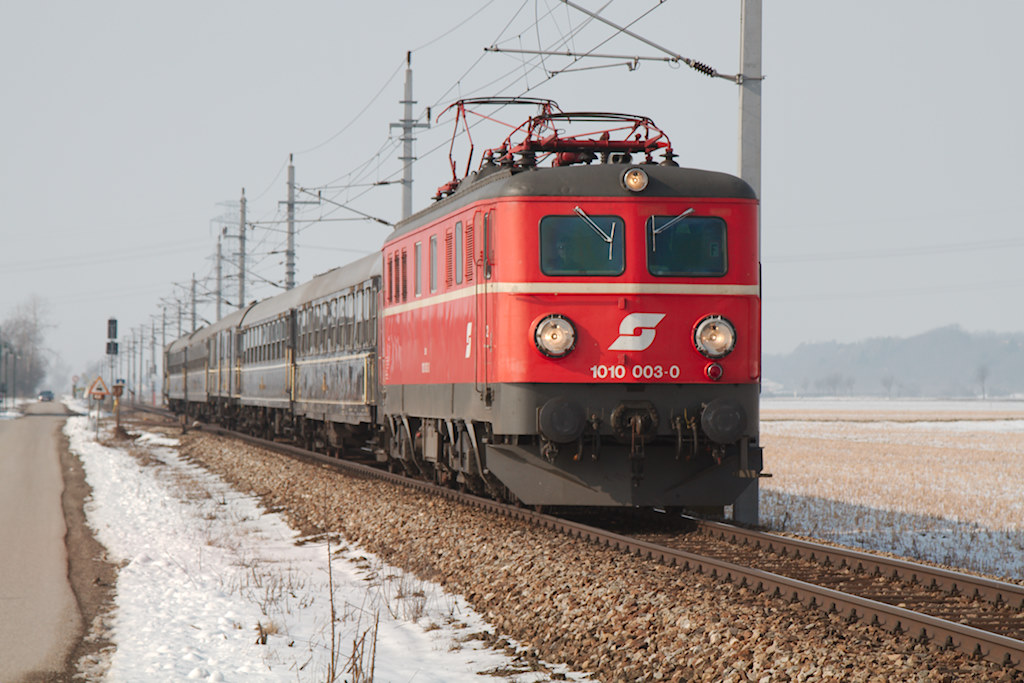 Sonderzug von Wien Heiligenstadt nach Ernstbrunn, aufgenommen kurz vor Hausleiten. Bis Korneuburg war dieser Zug mit der Nostalgielok 1010.003-0 bespannt. (17.02.2013)