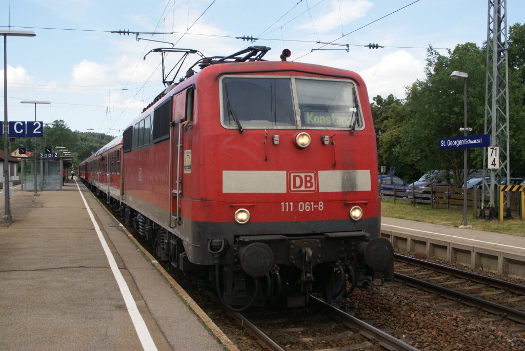 Sonderzug zur Landesgymnaestrada von Offenburg nach Konstanz am 5.6.2011 auf der Schwarzwaldbahn mit einer 111-061-8