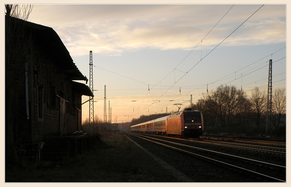 Sonnenaufgang im Bahnhof Uckro,
Zug 2070 am 17.01.2011
