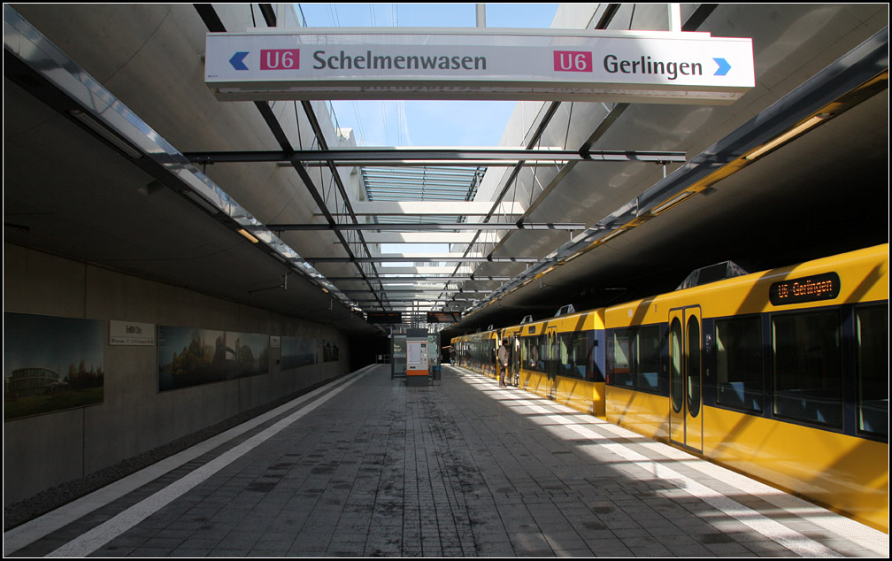 Sonnenlicht im U-Bahnhof - 

Die neue U-Station  EnBW City  im Gewerbegebiet Fasanenhof. Durch die Öffnung nach oben fällt einerseits Sonnenlicht in die Station, anderseits liegt aber im Winter auch Schnee auf dem Bahnsteig. 

10.01.2011 (M)
