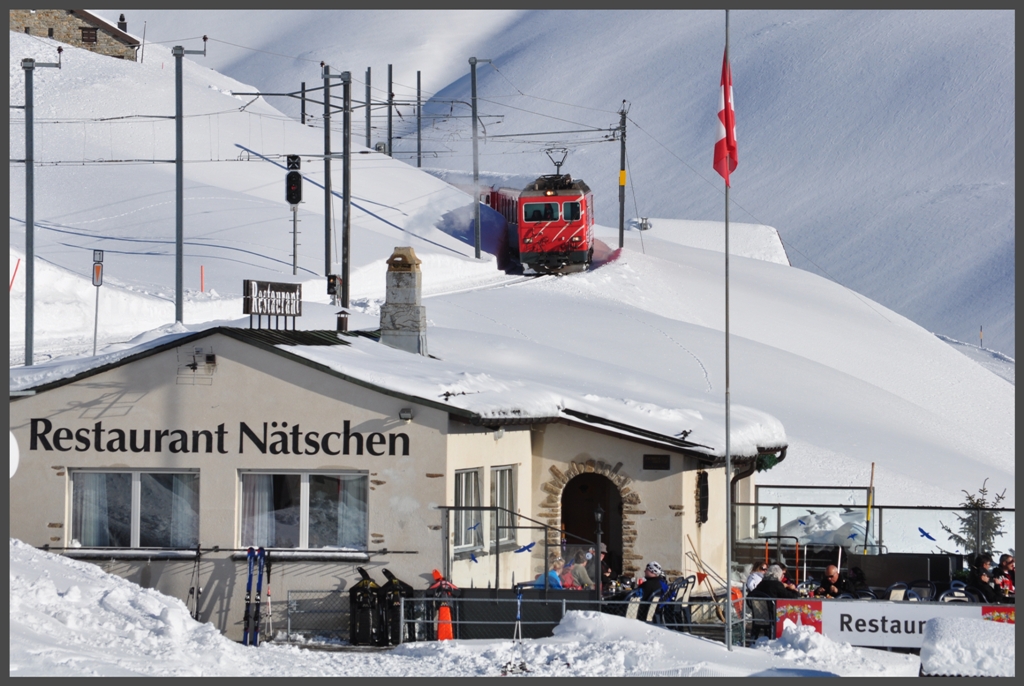 Sonnenterrasse Ntschen. R839 kommt vom Oberalppass herunter. (10.01.2012)
