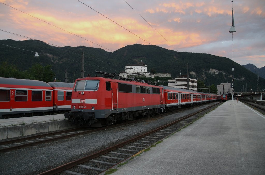 Sonnenuntergang am 7.7.2012 in Kufstein, whrend 111 018-8 mit RB Kufstein-Mnchen auf Ihren Einsatz am Montag Frh warten muss.