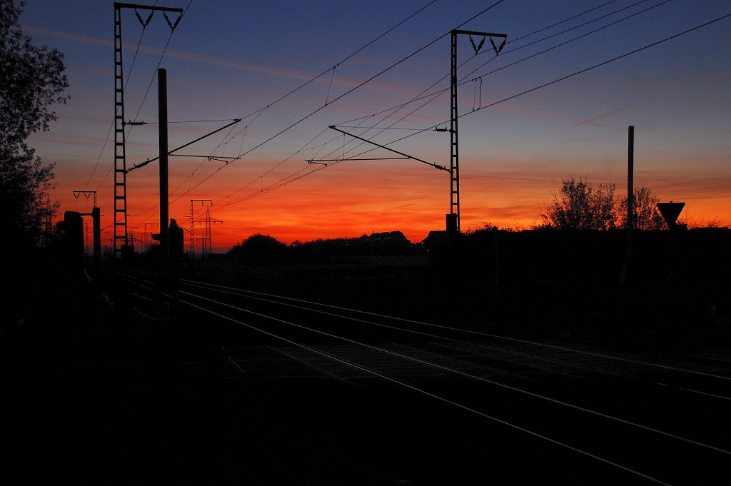 Sonnenuntergang an der KBS 485 bei Wickrath in der N�he des Bahn�bergang Dahler Weg.
Sonntag 13. November 2011.