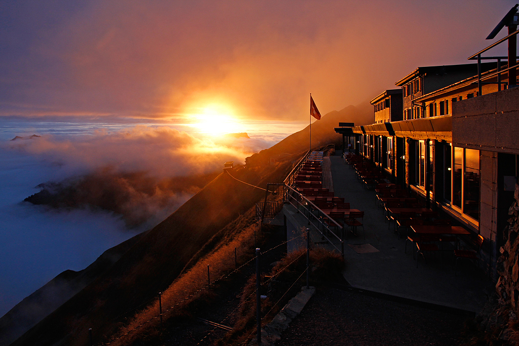 Sonnenuntergang auf Rothorn Kulm, in der Mitte die Bahnstation der BRB. BB-Fotografen sind leider zu frh wieder nach Hause gefahren... 30. Sept. 2012, 19:08