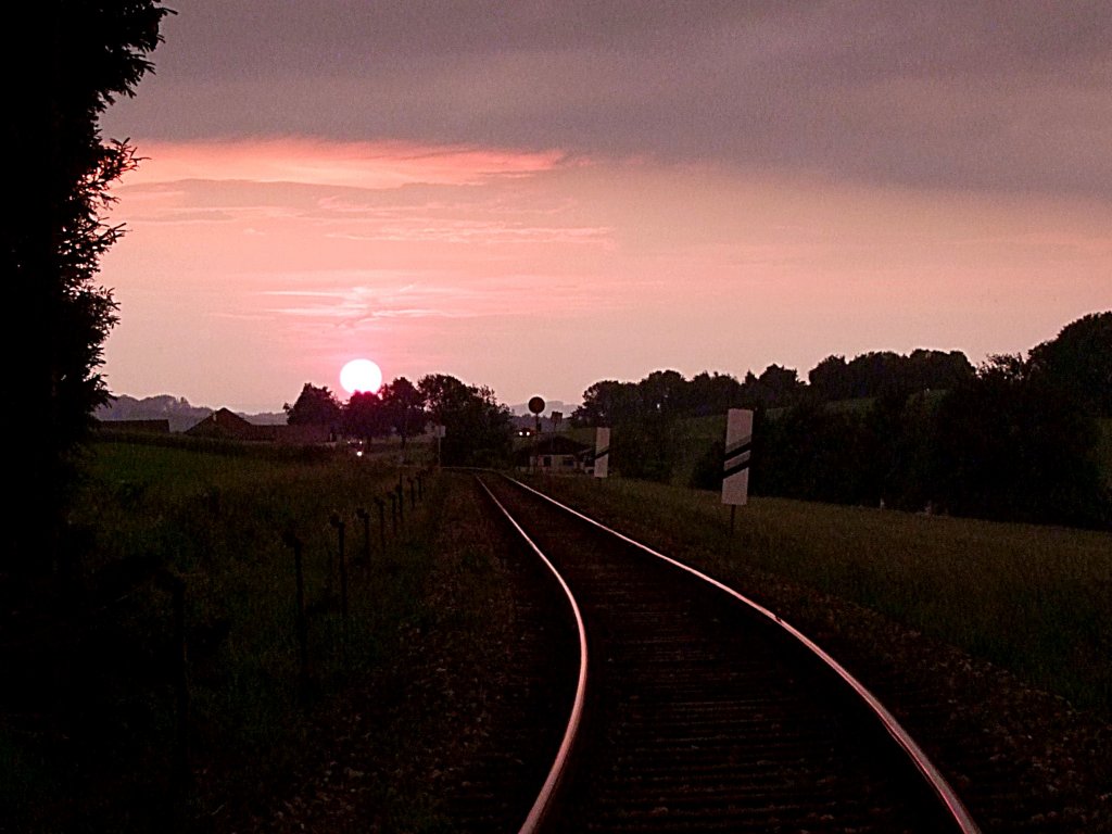 Sonnenuntergang entlang der Hausruckbahn;110603
