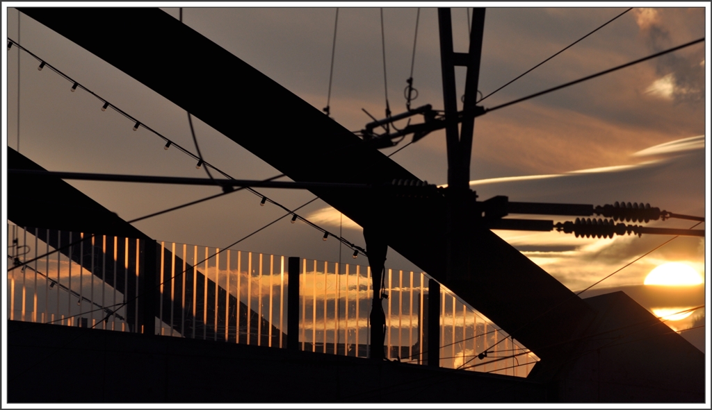 Sonnenuntergang mit Fhnstimmung bei der Friedaubrcke am Bahnhof Chur. (18.03.2011)