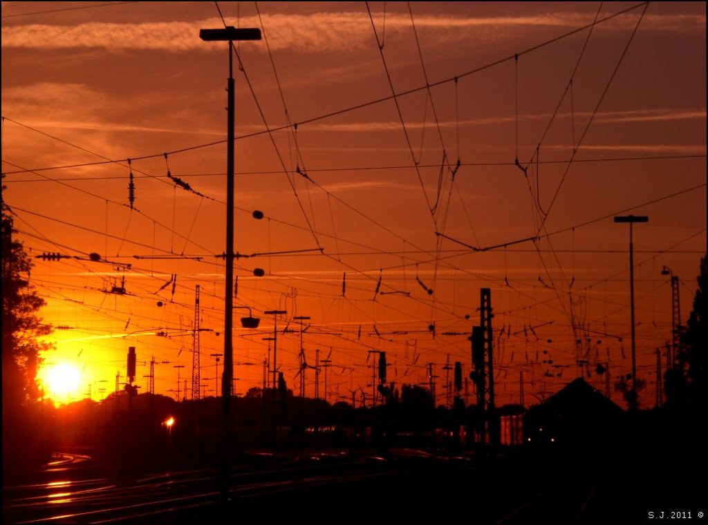 Sonnenuntergang ber dem Aachener Westbahnhof.Bildlich festgehalten im Mai 2011.
Wann wird es wieder Sommer? 