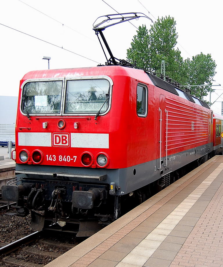 Sonntag 11:59 Lok 143 840-7 schiebt sogerade einen X-Wagenzug der S8 aus dem Hp B�ttgen in Richtung Kleinenbroich. 9.5.2010