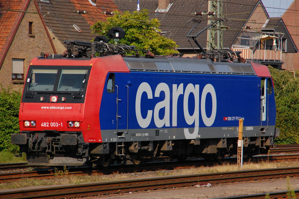 Sonntag den 12.8.2012, Bahnhof Emmerich. Die SBB Cargo 482 003-1 rangiert im Bahnhof an einen abgestellten Containerzug um ihn anschlieend nach Sden zu ziehen.