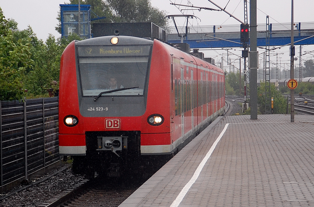 Sonntag 19.6.2011 am Gleis 1 im Bf. Seelze fhrt gerade die S2 nach Nienburg/Weser ein. Diese Leistung erbringt der 424 523-8 an diesem Tag.