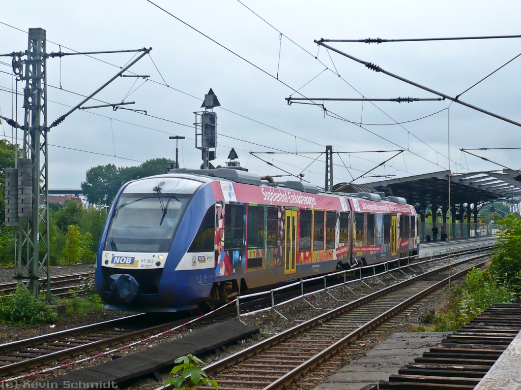 Sonntag, 22.08.2010 - Tag 2: In Rendsburg ließ sich auch dieser Werbe-LINT trotz Baustelle ganz gut fotografieren. Er ist als NOB unterwegs von Kiel Hbf nach Husum.