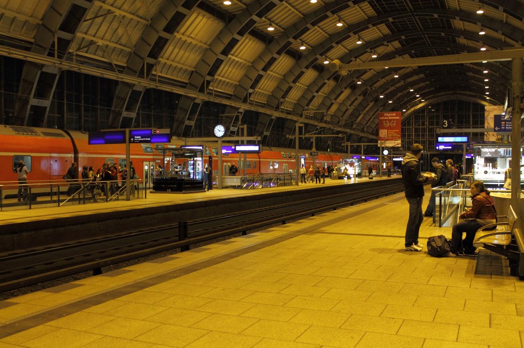 Sonntagabendstimmung mitten in Berlin, am 25.03.2012 der Bahnhof Berlin Alexanderplatz. Auf Gleis 1 der RE 18133 nach Frankfurt (Oder).